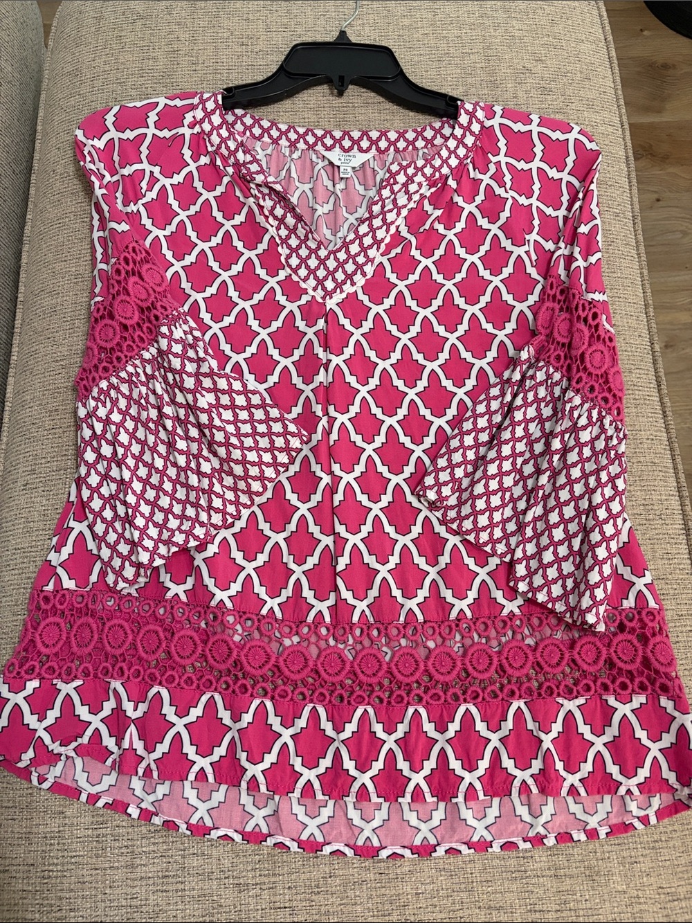 crown & ivy Pink Geo-Print Crochet Trim V-Neck Blouse Petite Small